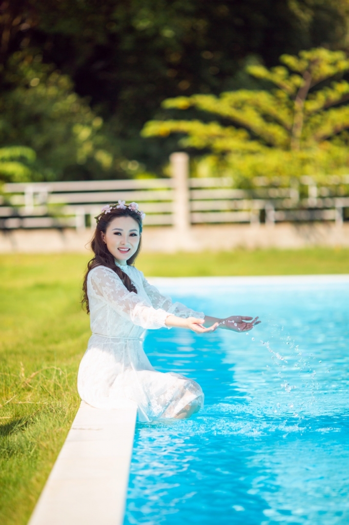 hoa hau nguyen kim nhung khoe ve dep tuoi tre ben ho boi