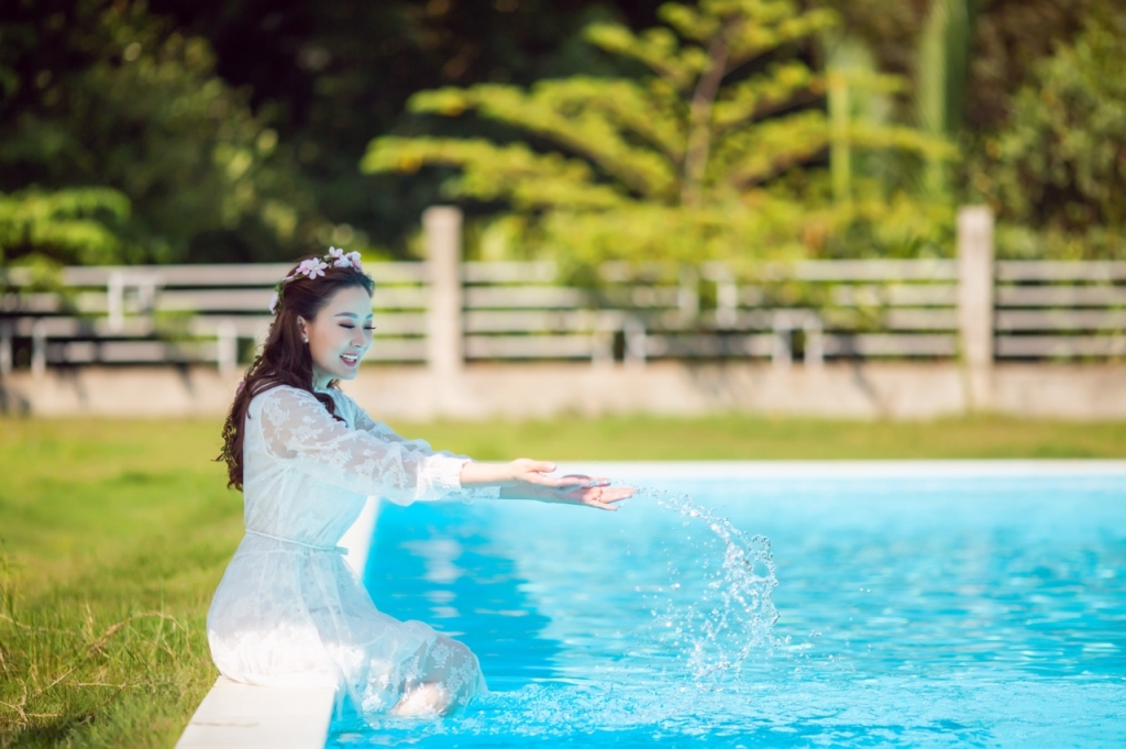 hoa hau nguyen kim nhung khoe ve dep tuoi tre ben ho boi