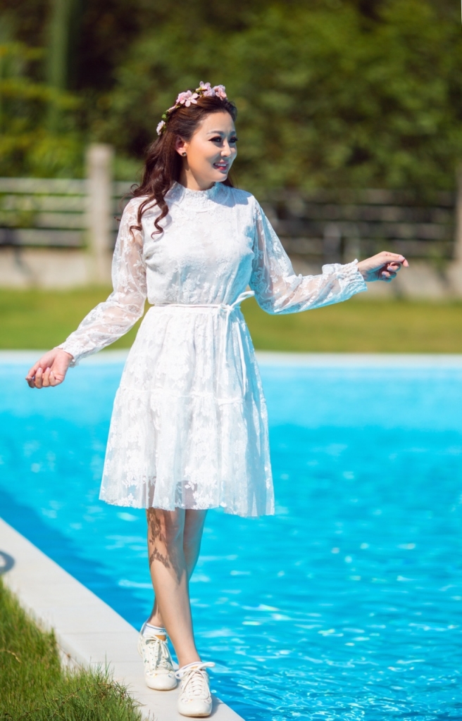 hoa hau nguyen kim nhung khoe ve dep tuoi tre ben ho boi