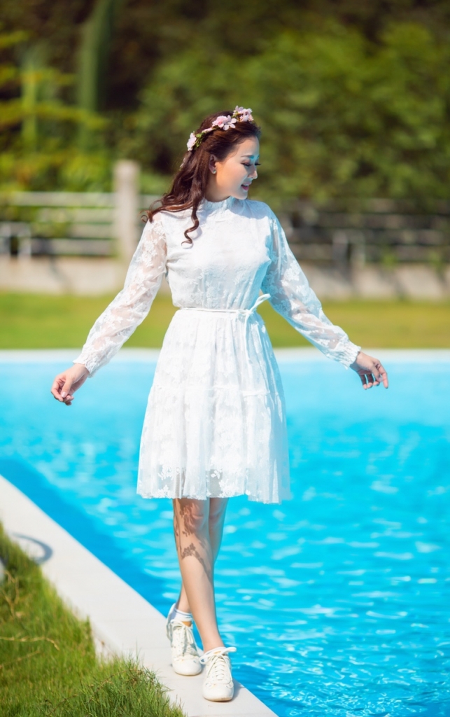 hoa hau nguyen kim nhung khoe ve dep tuoi tre ben ho boi