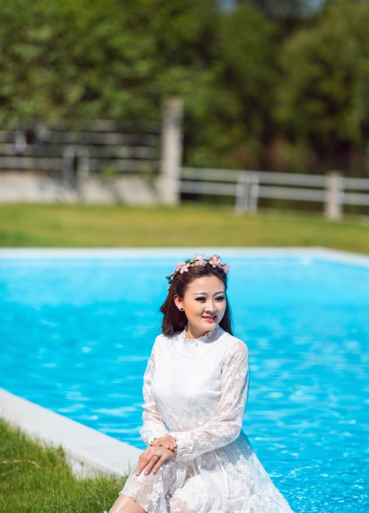 hoa hau nguyen kim nhung khoe ve dep tuoi tre ben ho boi