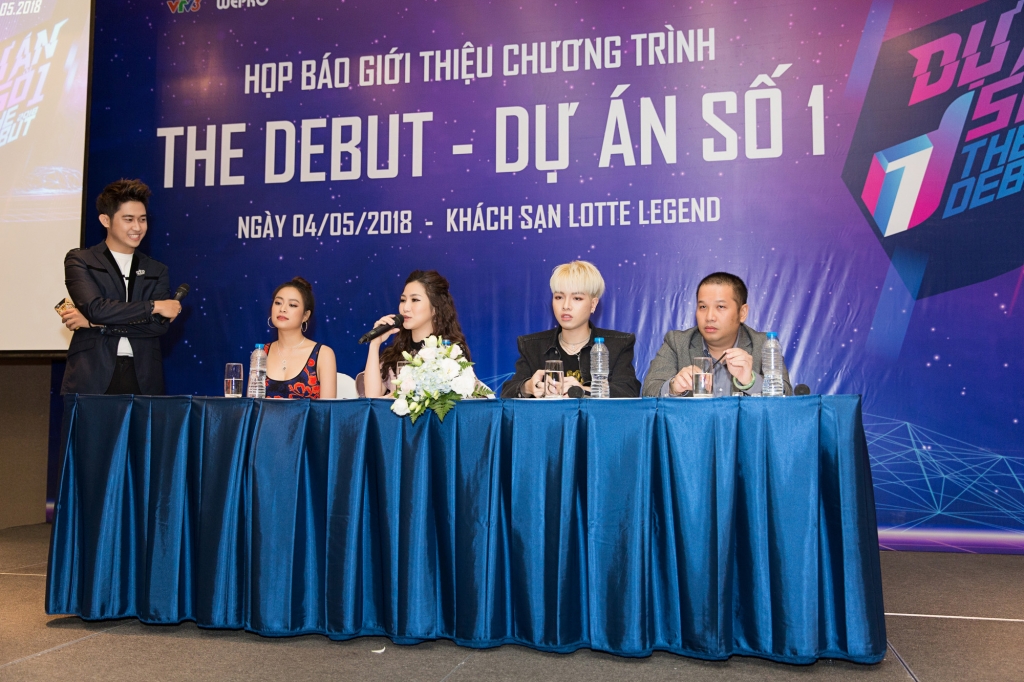 hoang thuy linh huong tram duc phuc lam giam khao cuoc thi am nhac the debut