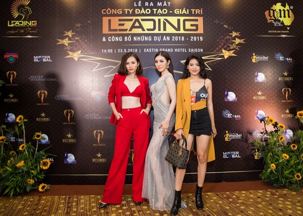 a hau thanh trang tai xuat voi bo vest ca tinh khoe vong eo goi cam