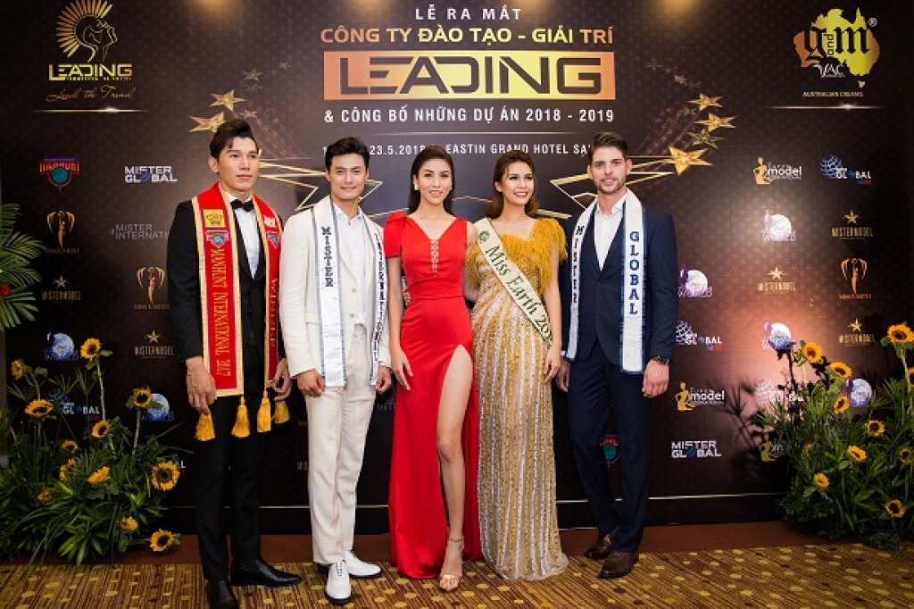 a hau thanh trang tai xuat voi bo vest ca tinh khoe vong eo goi cam