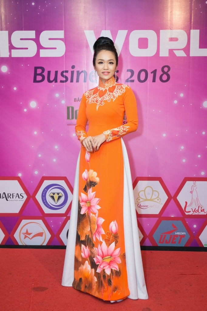 nguoi dep thien vu tu tin buoc vao top 12 cuoc thi miss world busines 2018
