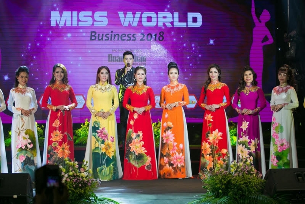 nguoi dep thien vu tu tin buoc vao top 12 cuoc thi miss world busines 2018