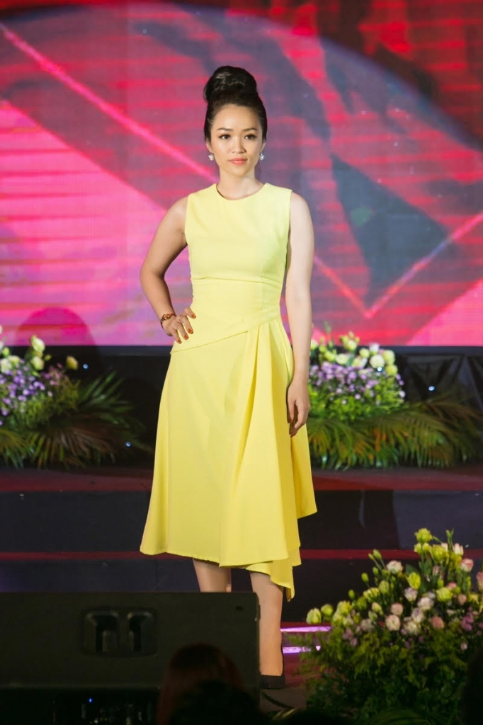 nguoi dep thien vu tu tin buoc vao top 12 cuoc thi miss world busines 2018