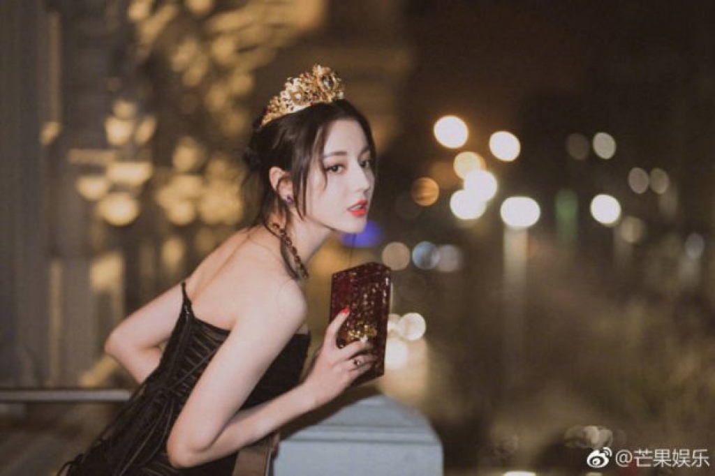 dich le nhiet ba khoe lung tran quyen ru khien netizen day song