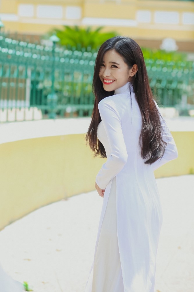 ngam miss teen phuong dung thuot tha trong ta ao dai xinh xan