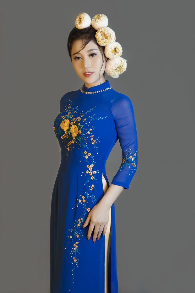 ngoc nu bolero to my duyen dang trong bo suu tap ao dai theu hoa cua nha thiet ke thuan viet