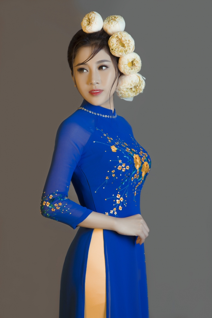 ngoc nu bolero to my duyen dang trong bo suu tap ao dai theu hoa cua nha thiet ke thuan viet