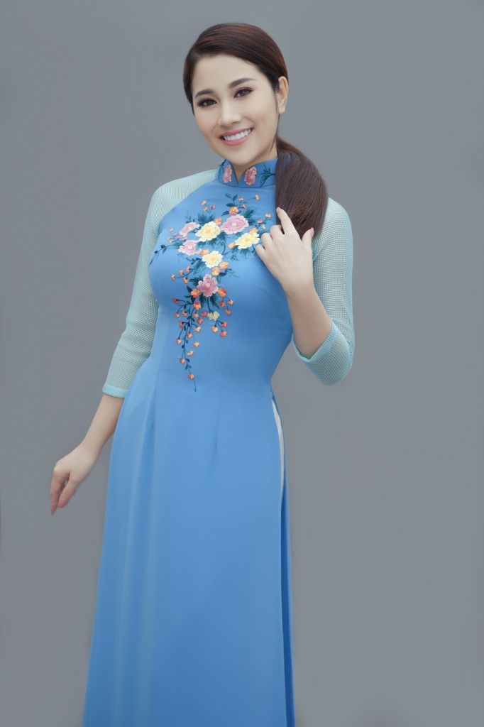 ngoc nu bolero to my duyen dang trong bo suu tap ao dai theu hoa cua nha thiet ke thuan viet