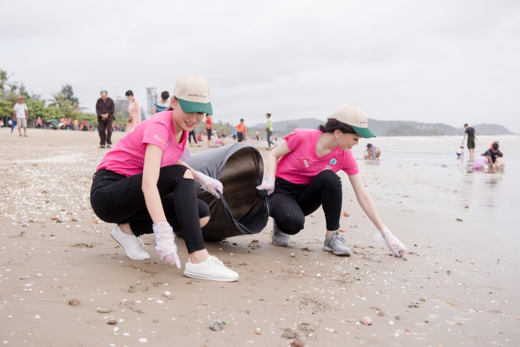 thi sinh chung khao phia bac hoa hau viet nam 2018 chung tay giu cho bien xanh
