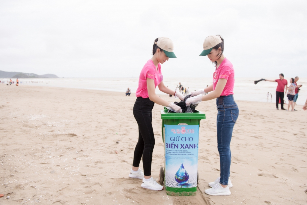 thi sinh chung khao phia bac hoa hau viet nam 2018 chung tay giu cho bien xanh