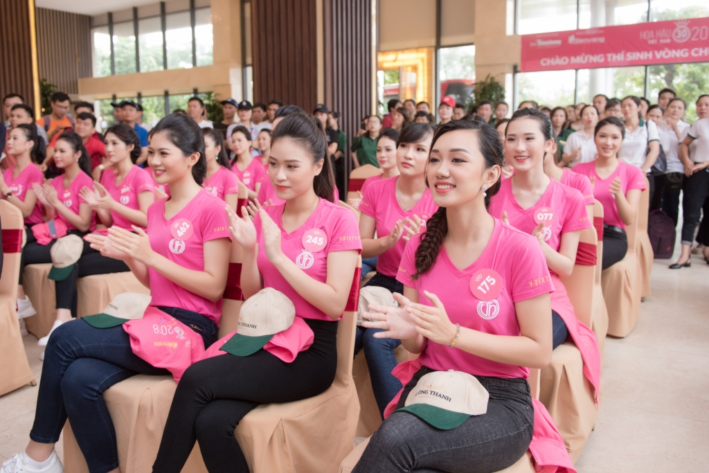 thi sinh chung khao phia bac hoa hau viet nam 2018 chung tay giu cho bien xanh