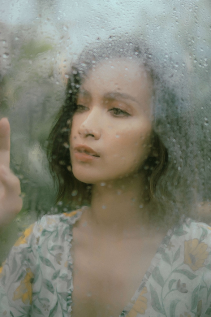 ai phuong tai xuat showbiz voi bo anh lang man cung mua