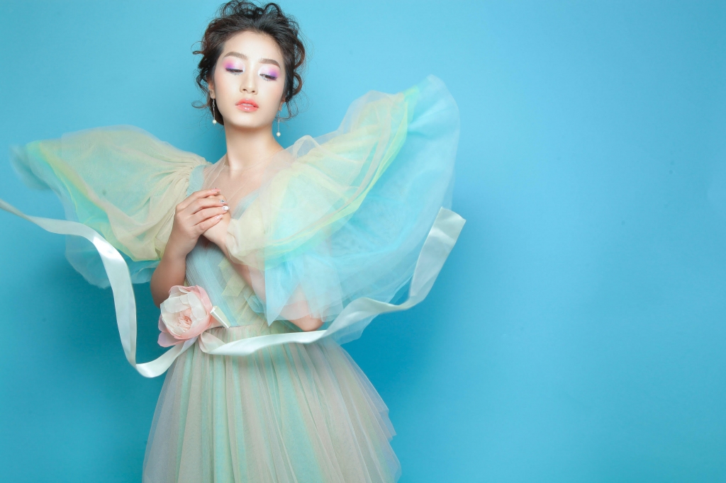 thu hang bolero lot xac ngoan muc voi phong cach sexy goi cam