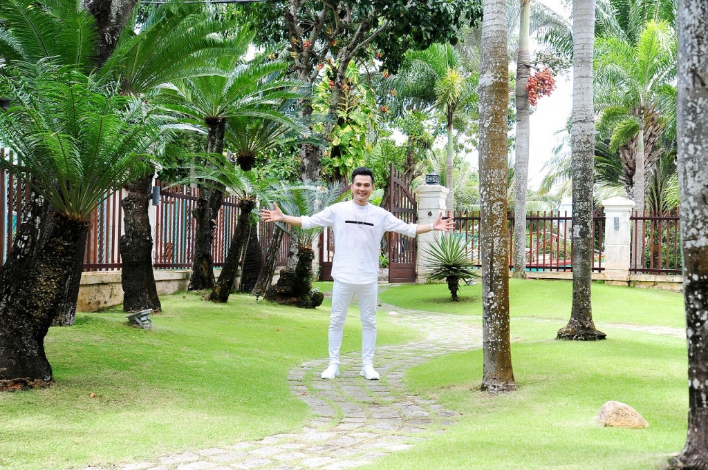 ghe tham nha vuon dep nhu resort cua ca si lam hung