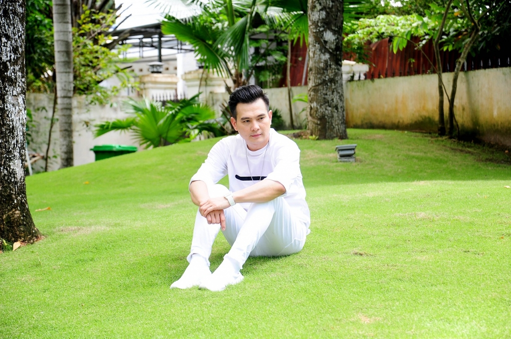 ghe tham nha vuon dep nhu resort cua ca si lam hung