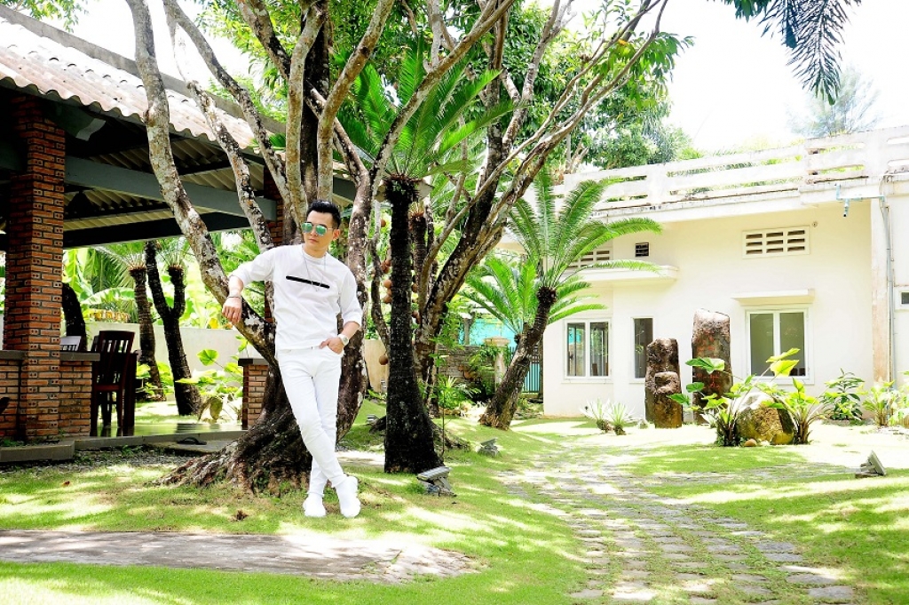 ghe tham nha vuon dep nhu resort cua ca si lam hung