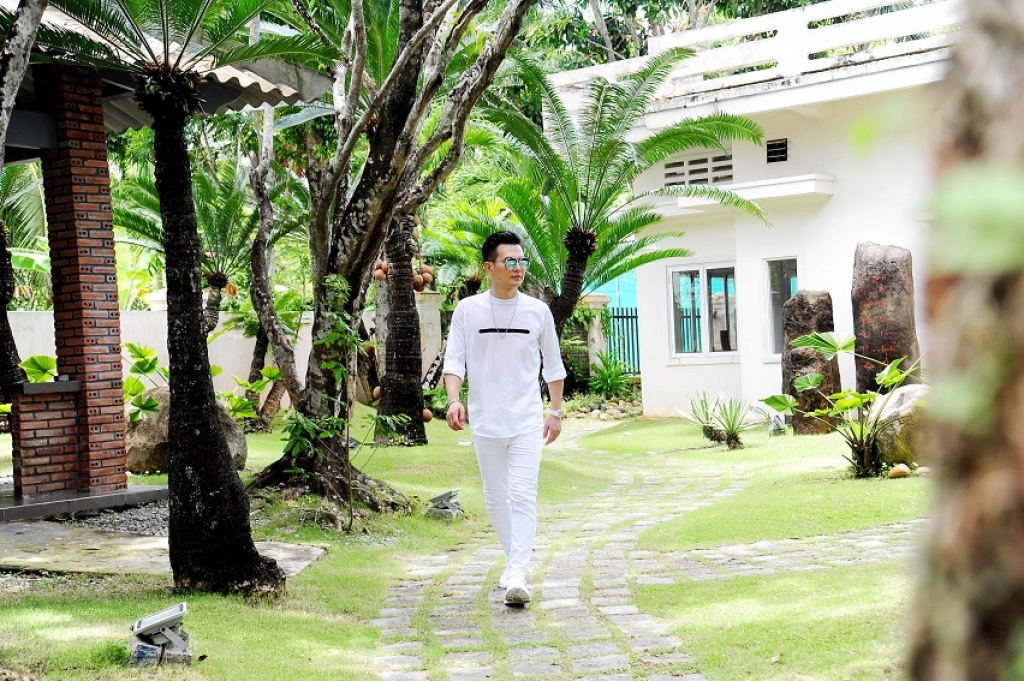 ghe tham nha vuon dep nhu resort cua ca si lam hung