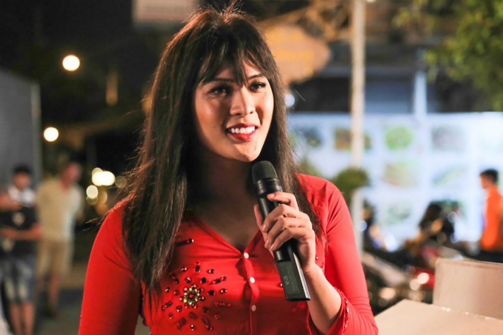 dang khoa tu cau be ruoc tieu noi ben pha den chang dien vien day tam huyet