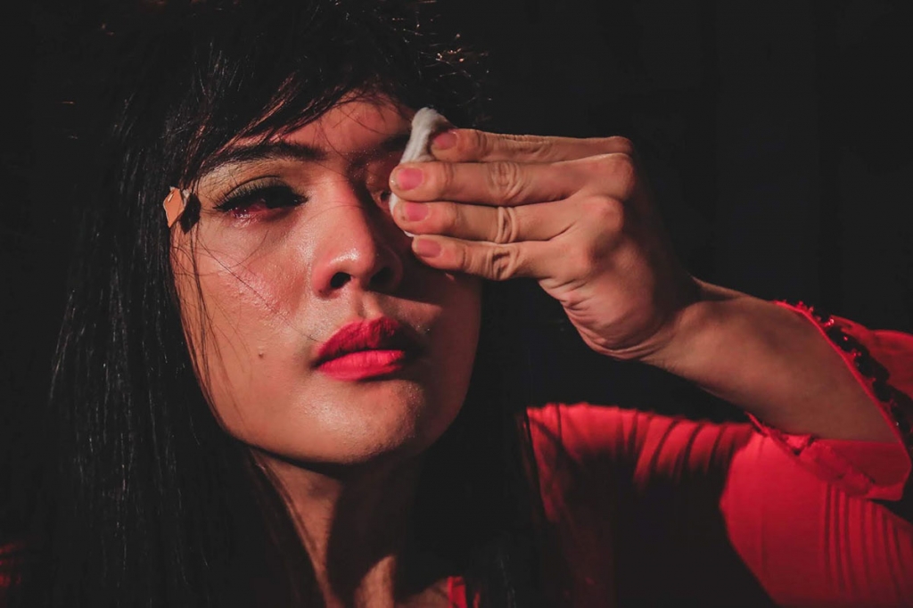 dang khoa tu cau be ruoc tieu noi ben pha den chang dien vien day tam huyet