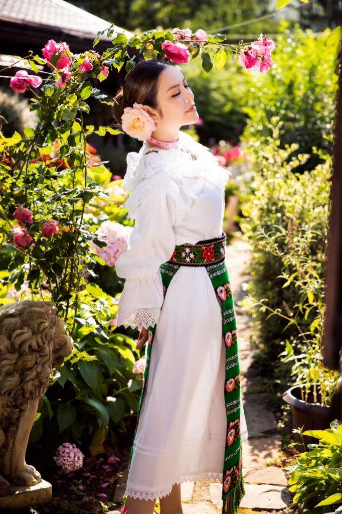 lanh su danh du ly nha ky xinh dep trong trang phuc truyen thong cua romania