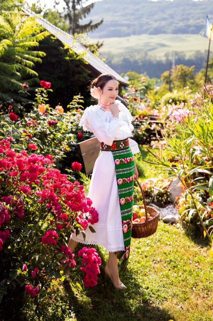 lanh su danh du ly nha ky xinh dep trong trang phuc truyen thong cua romania