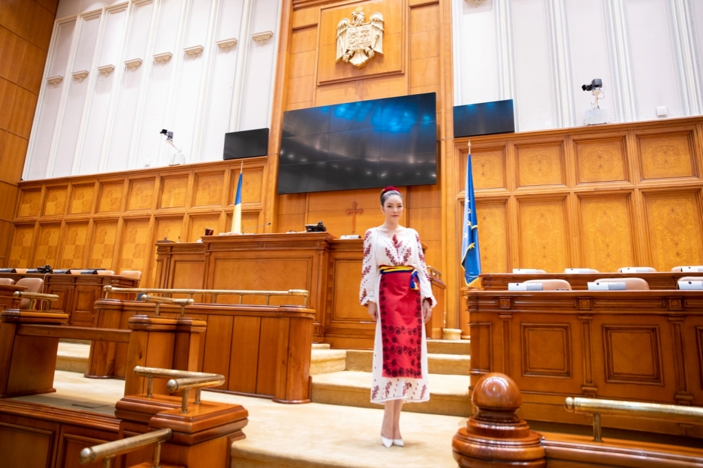 lanh su danh du ly nha ky xinh dep trong trang phuc truyen thong cua romania