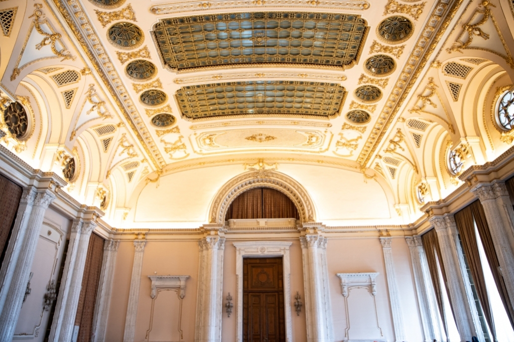 lanh su danh du ly nha ky xinh dep trong trang phuc truyen thong cua romania