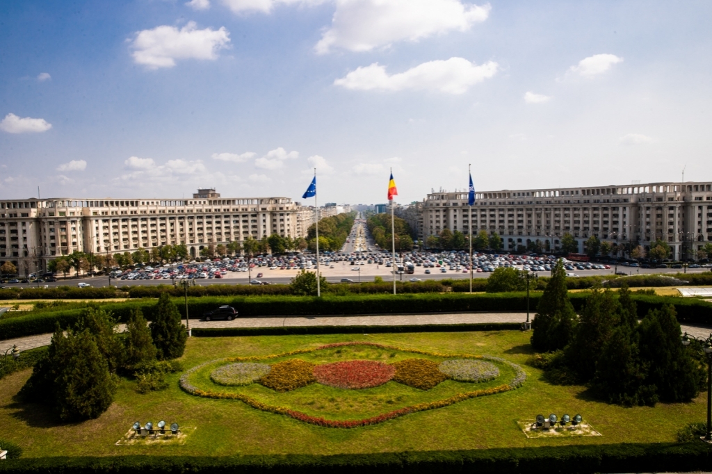 lanh su danh du ly nha ky xinh dep trong trang phuc truyen thong cua romania