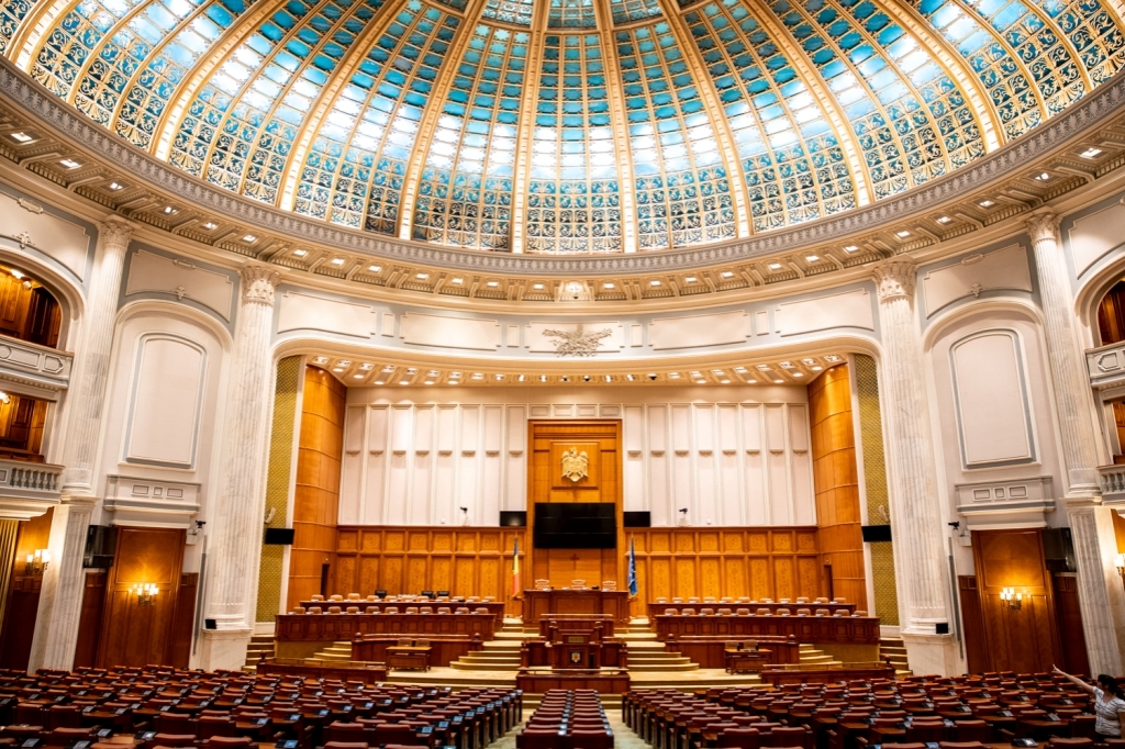 lanh su danh du ly nha ky xinh dep trong trang phuc truyen thong cua romania