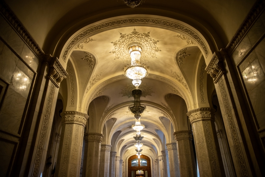 lanh su danh du ly nha ky xinh dep trong trang phuc truyen thong cua romania