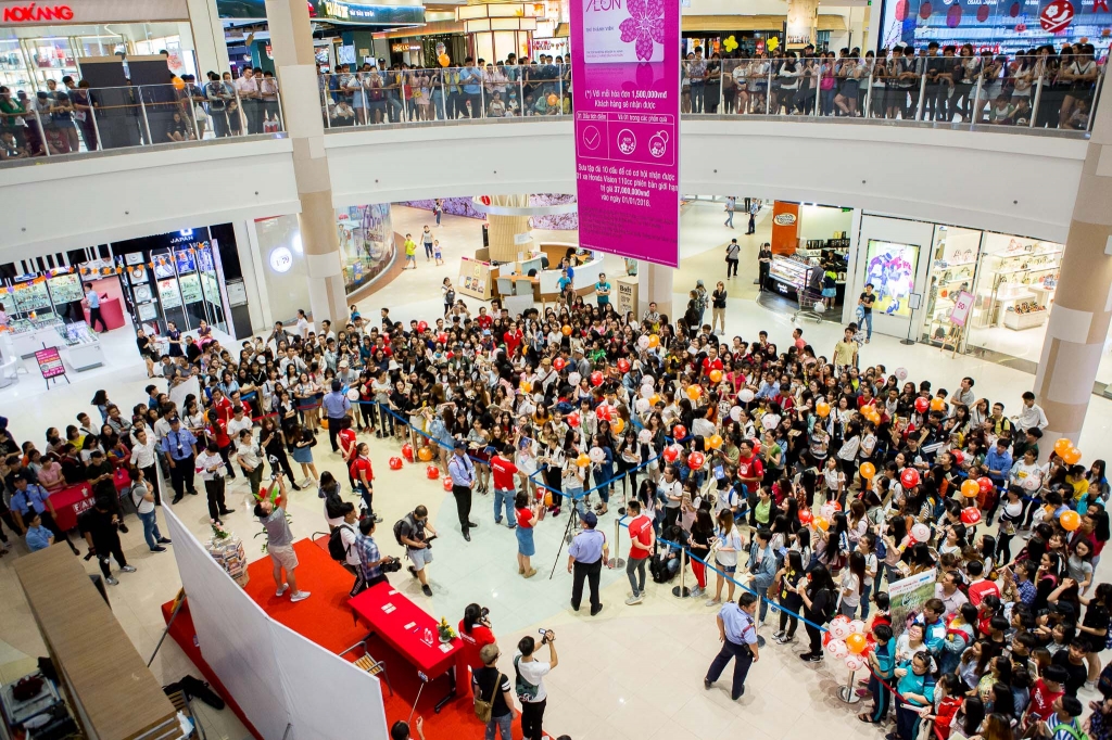 hang nghin fans xep hang cho son tung m tp ky tang sach