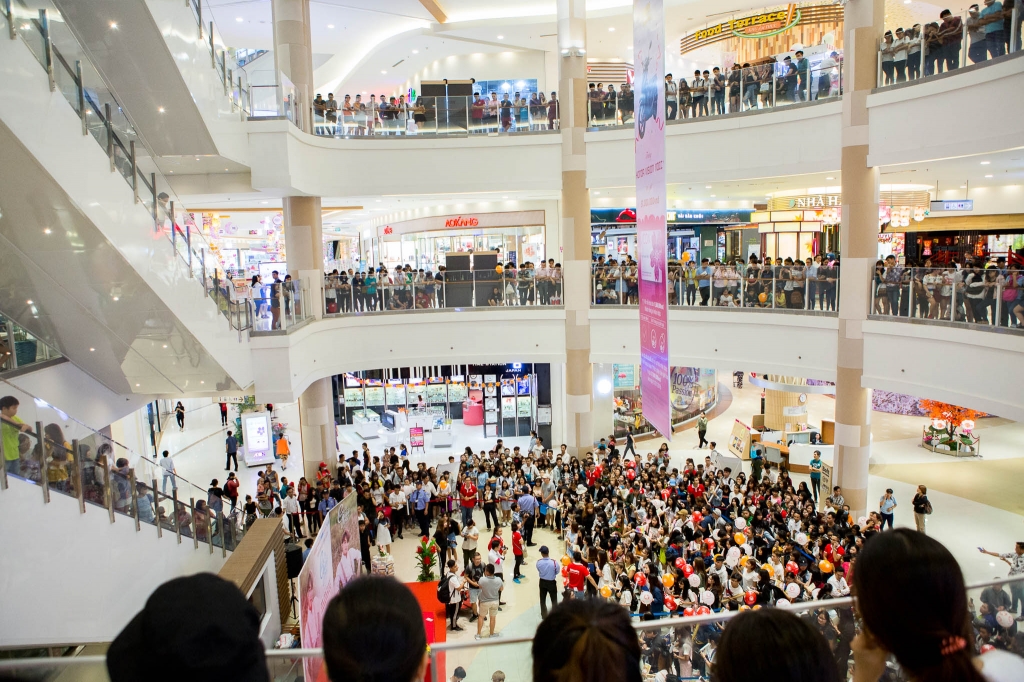 hang nghin fans xep hang cho son tung m tp ky tang sach