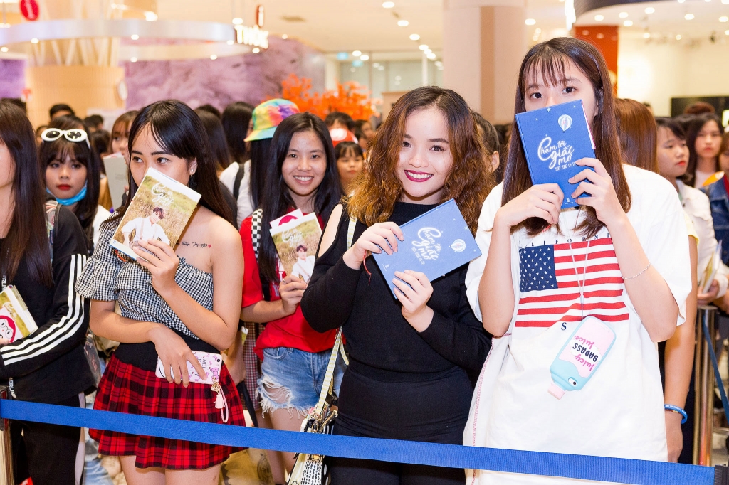 hang nghin fans xep hang cho son tung m tp ky tang sach