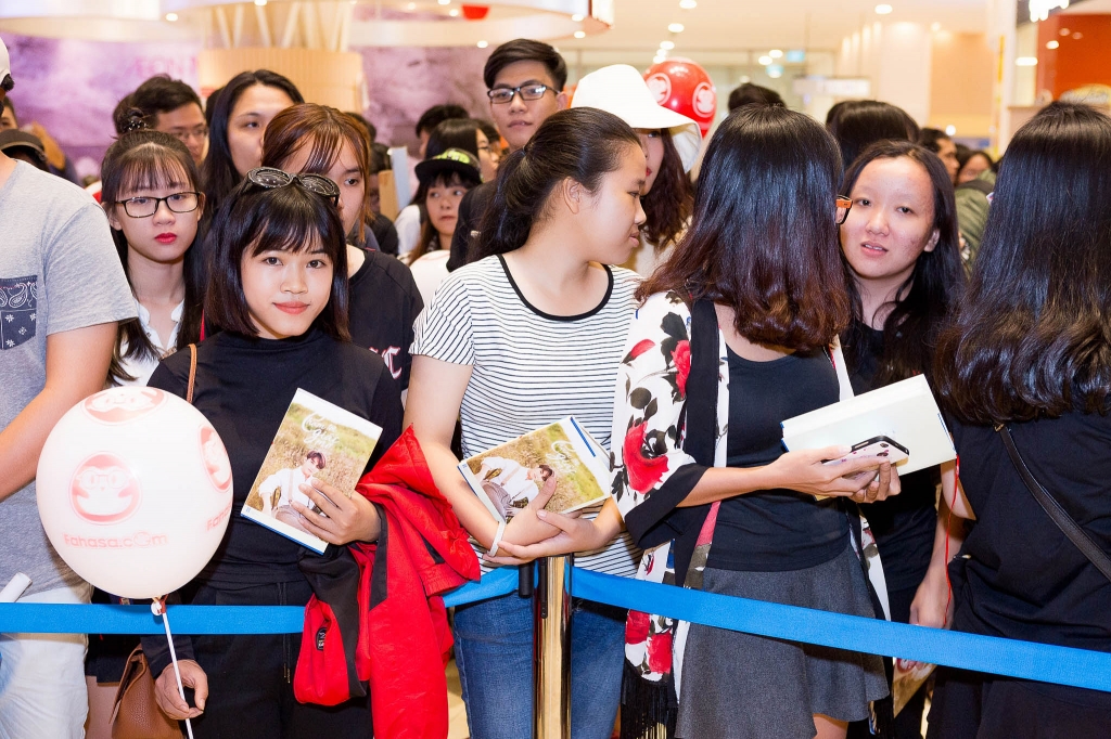 hang nghin fans xep hang cho son tung m tp ky tang sach