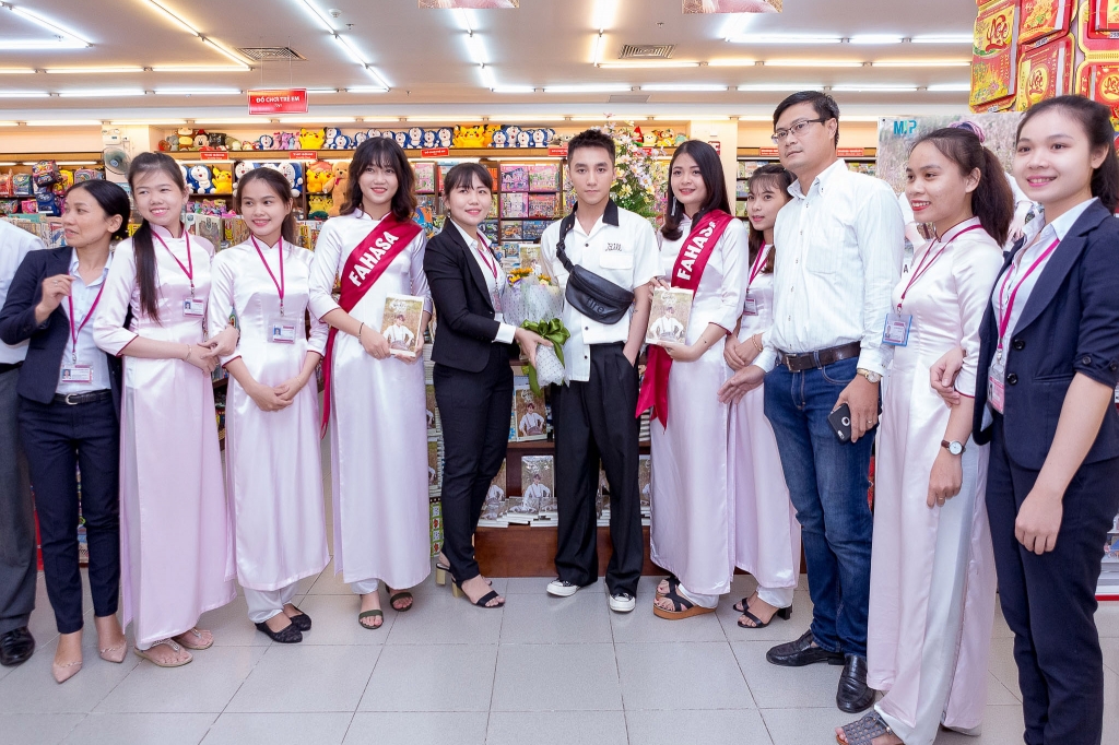 hang nghin fans xep hang cho son tung m tp ky tang sach