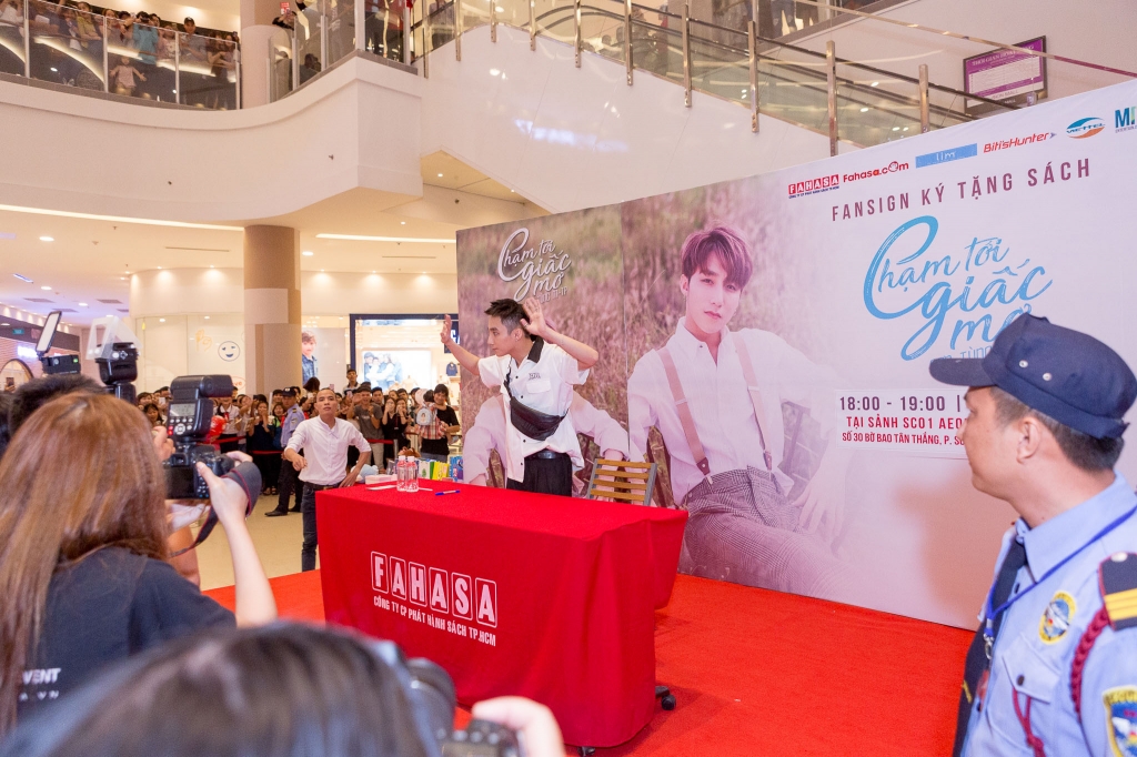 hang nghin fans xep hang cho son tung m tp ky tang sach