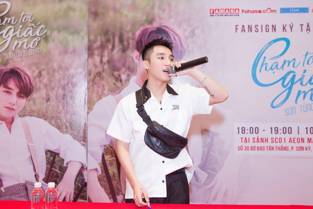 hang nghin fans xep hang cho son tung m tp ky tang sach