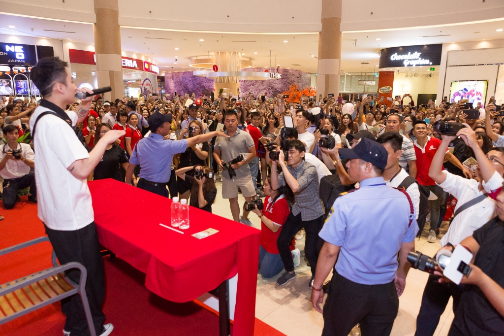 hang nghin fans xep hang cho son tung m tp ky tang sach