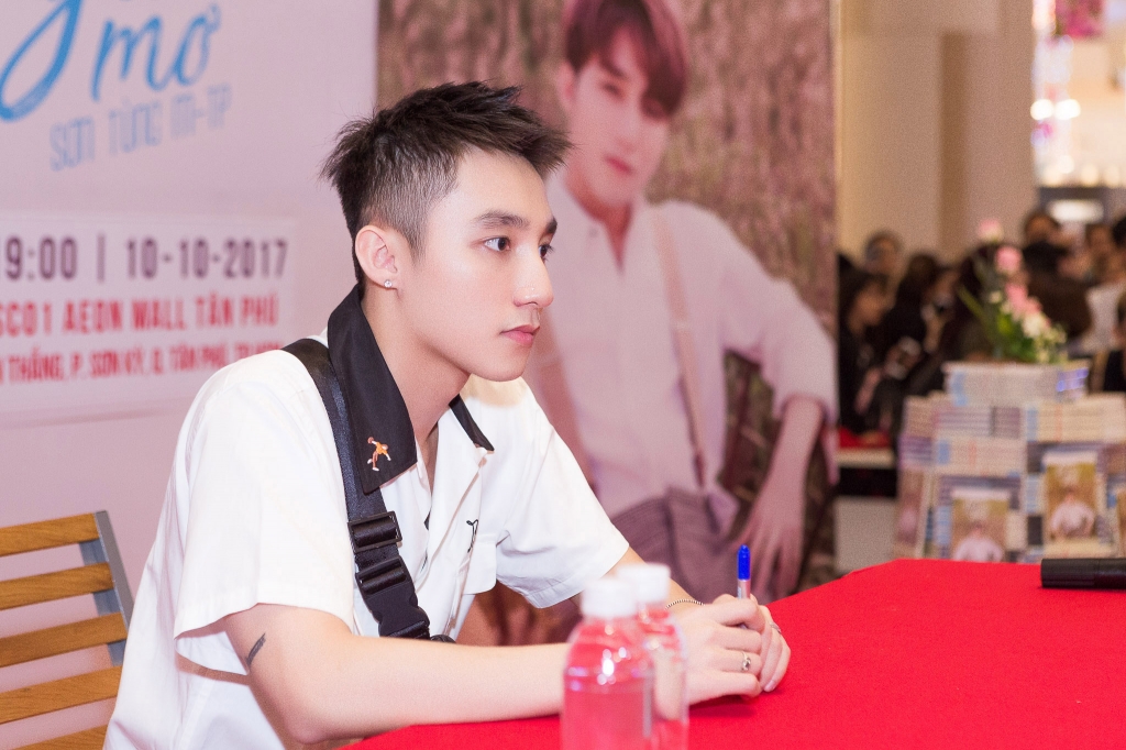 hang nghin fans xep hang cho son tung m tp ky tang sach