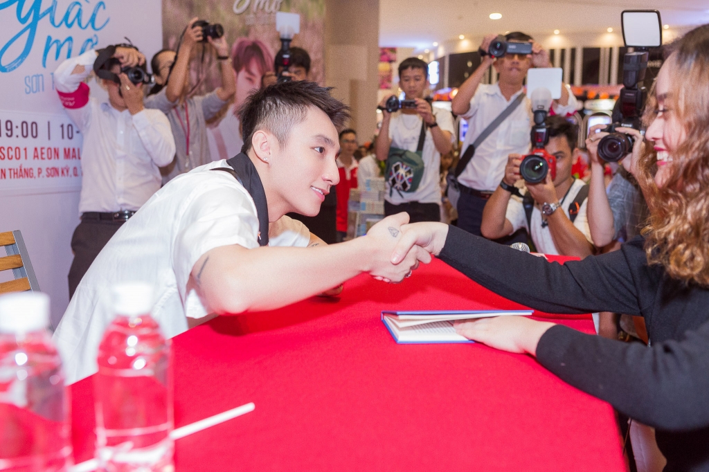 hang nghin fans xep hang cho son tung m tp ky tang sach