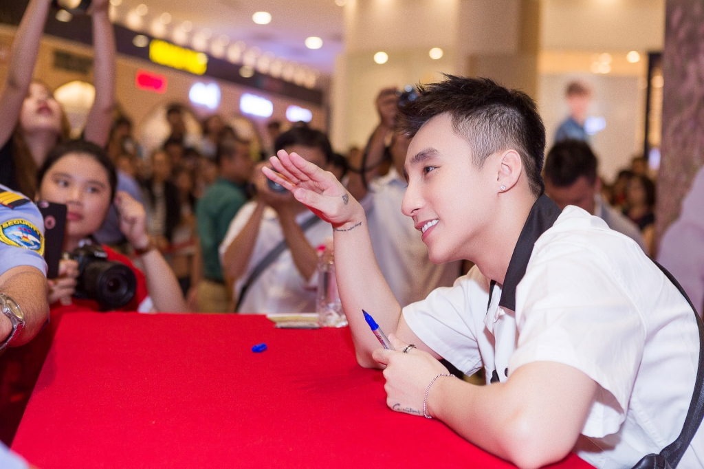 hang nghin fans xep hang cho son tung m tp ky tang sach