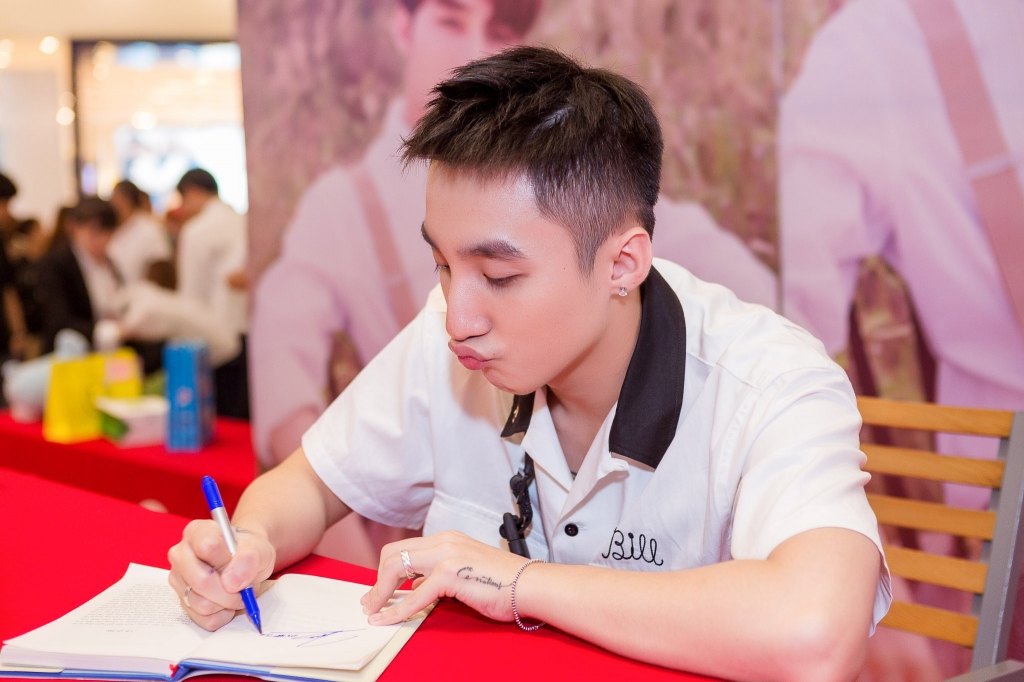 hang nghin fans xep hang cho son tung m tp ky tang sach