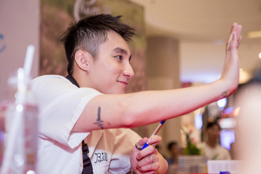 hang nghin fans xep hang cho son tung m tp ky tang sach