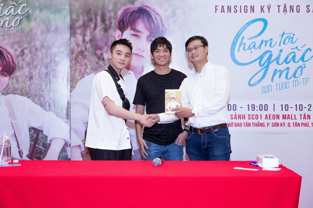 hang nghin fans xep hang cho son tung m tp ky tang sach