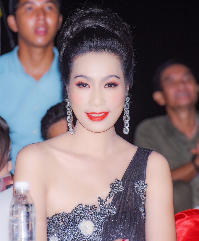 giam khao trinh kim chi long lay trao vuong mien cho nu hoang doanh nhan viet nam 2017