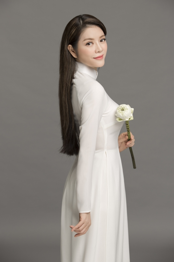 ly nha ky nen na voi ao dai trang thanh lich